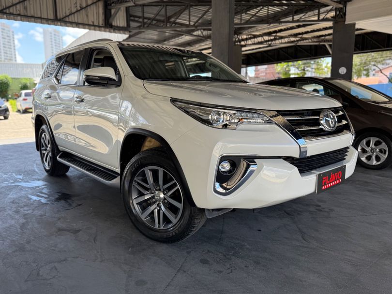 Toyota Hilux SW4 SRX 4x4 2.8 TDI 16V Dies. Aut.