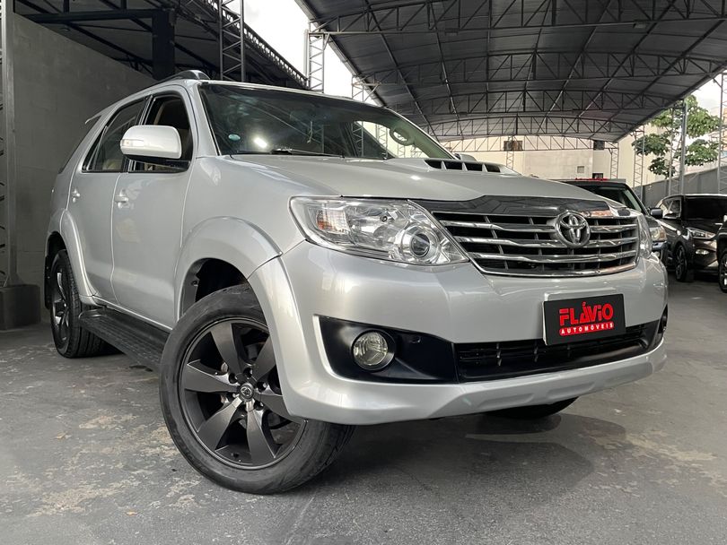 Toyota Hilux SW4 SRV D4-D 4x4 3.0 TDI Dies. Aut