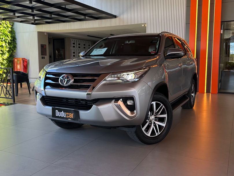 Toyota Hilux SW4 SRX 4x4 2.8 TDI 16V Dies. Aut.