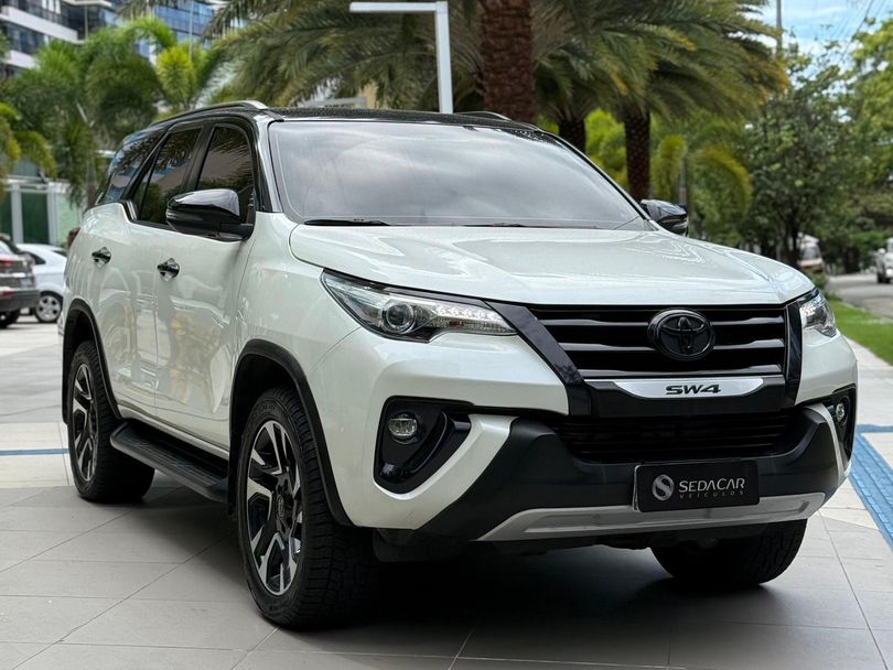 Toyota Hilux SW4 SRX Diamo. 4x4 2.8 TB Die Aut.