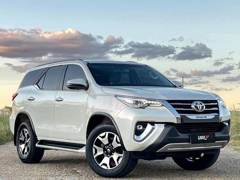 Toyota Hilux SW4 SRX Diamo. 4x4 2.8 TB Die Aut.