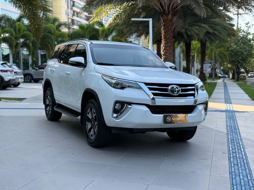 Toyota Hilux SW4 SR 4x2 2.7/ 2.7 Flex 16V Aut.
