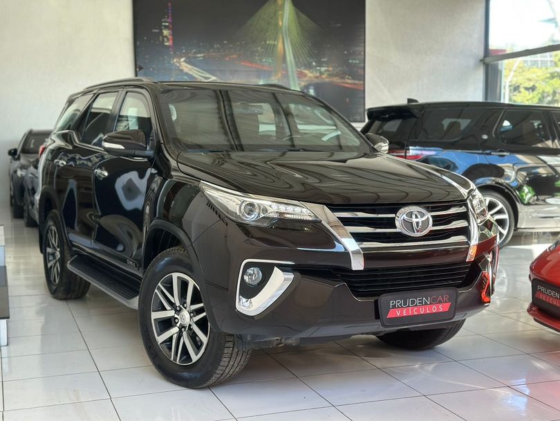 Toyota Hilux SW4 SRX 4x4 2.8 TDI 16V Dies. Aut.