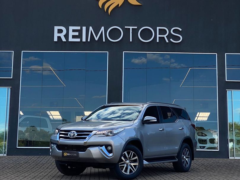 Toyota Hilux SW4 SRX 4x4 2.8 TDI 16V Dies. Aut.