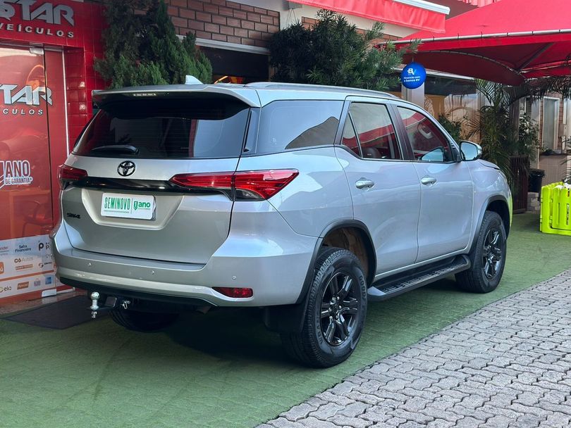 Toyota Hilux SW4 SR 4x2 2.7/ 2.7 Flex 16V Aut.