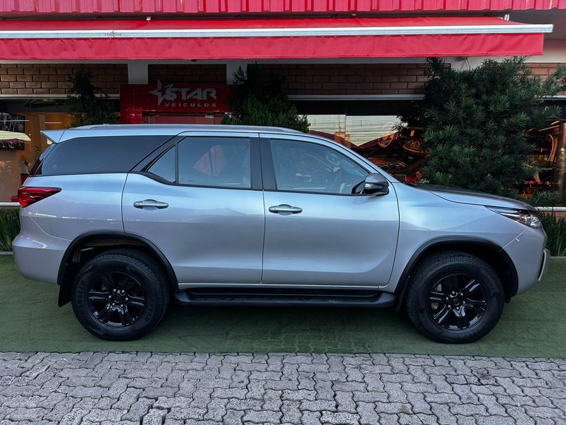 Toyota Hilux SW4 SR 4x2 2.7/ 2.7 Flex 16V Aut.