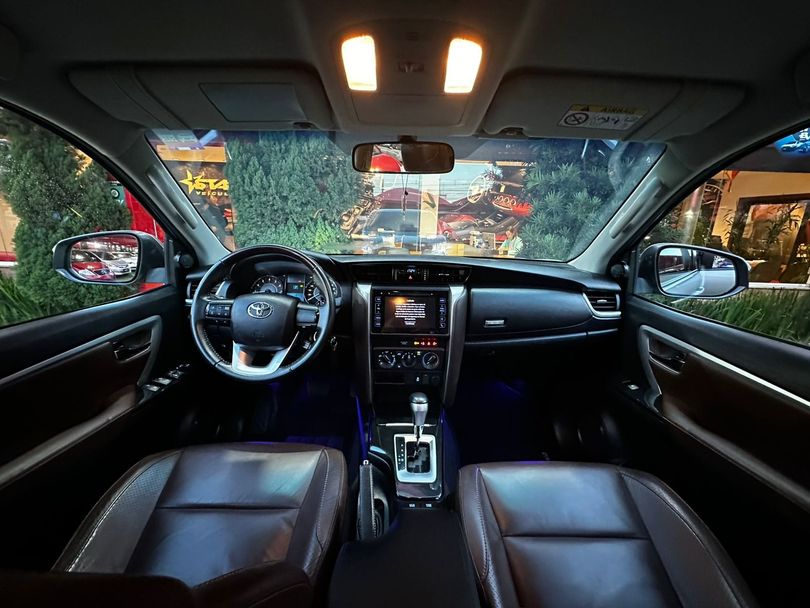 Toyota Hilux SW4 SR 4x2 2.7/ 2.7 Flex 16V Aut.