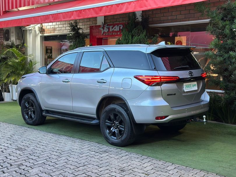 Toyota Hilux SW4 SR 4x2 2.7/ 2.7 Flex 16V Aut.