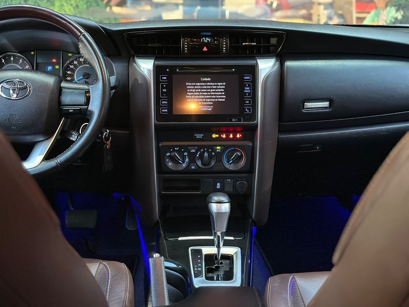 Toyota Hilux SW4 SR 4x2 2.7/ 2.7 Flex 16V Aut.