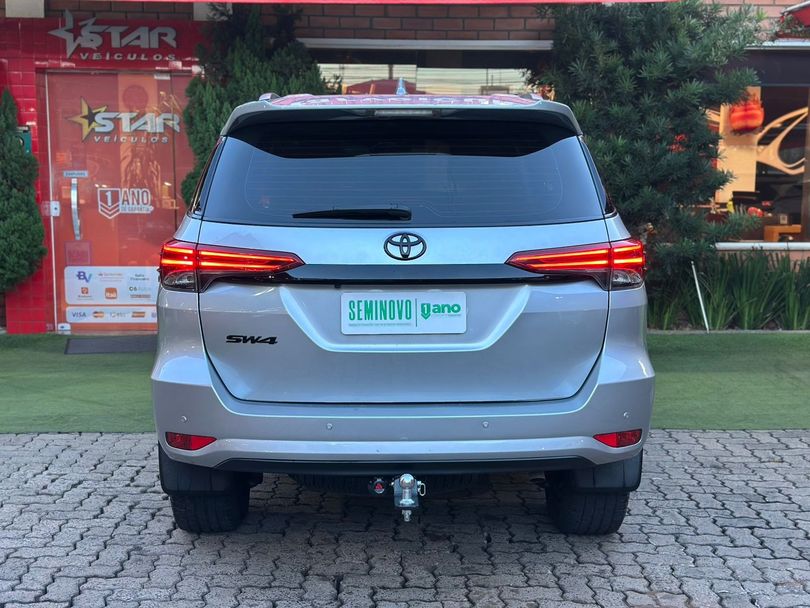 Toyota Hilux SW4 SR 4x2 2.7/ 2.7 Flex 16V Aut.