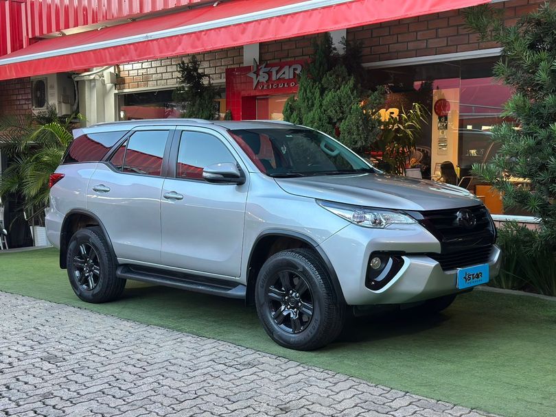 Toyota Hilux SW4 SR 4x2 2.7/ 2.7 Flex 16V Aut.