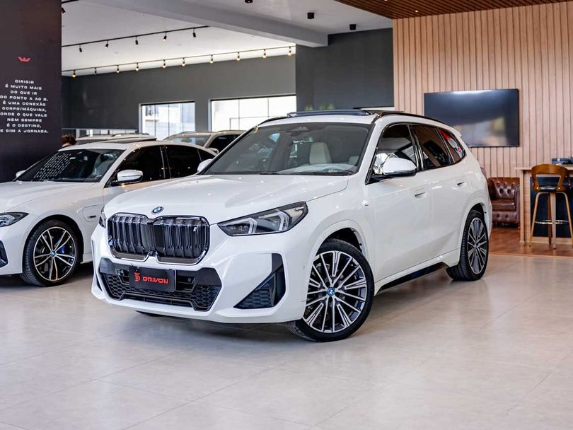 BMW iX 1 xDrive 30 M Sport (Elétrico)