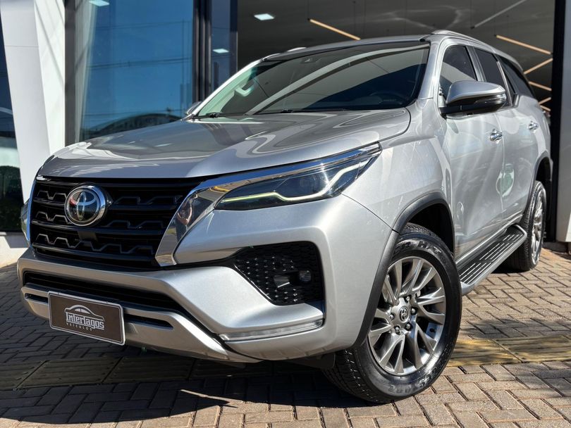 Toyota Hilux SW4 SRX 4x4 2.8 TDI 16V Dies. Aut.