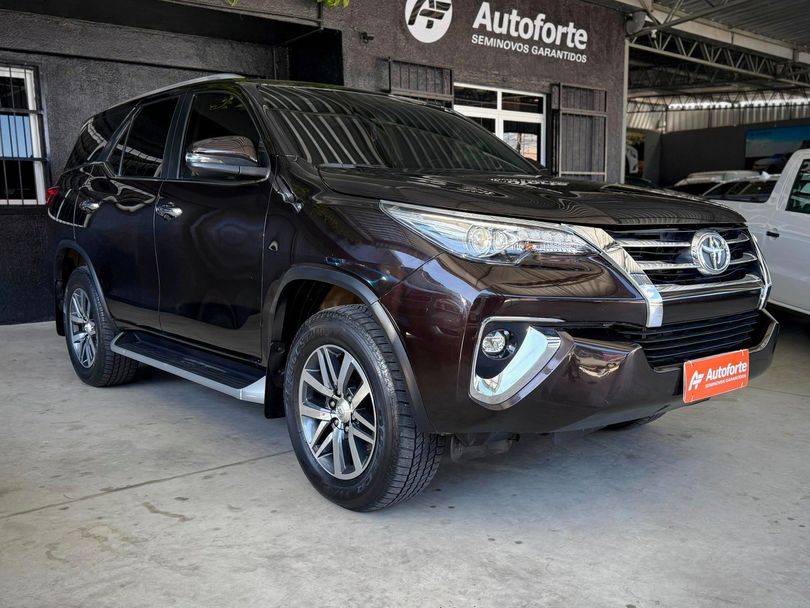 Toyota Hilux SW4 SRX 4x4 2.8 TDI 16V Dies. Aut.
