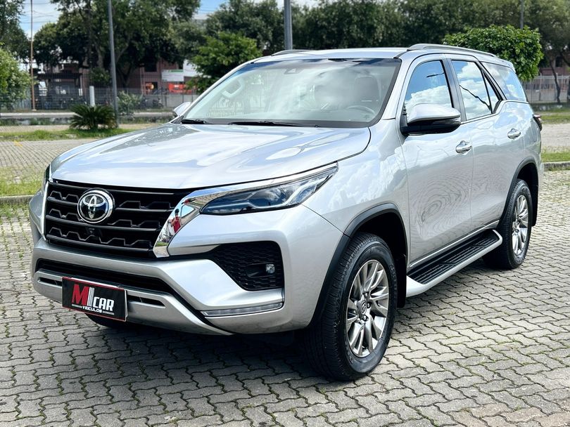 Toyota Hilux SW4 SRX 4x4 2.8 TDI 16V Dies. Aut.