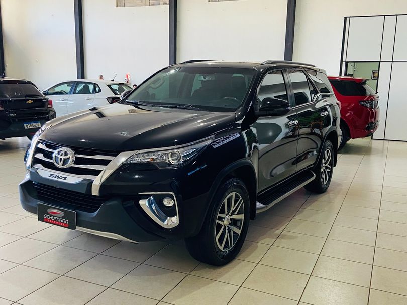 Toyota Hilux SW4 SRX 4x4 2.8 TDI 16V Dies. Aut.