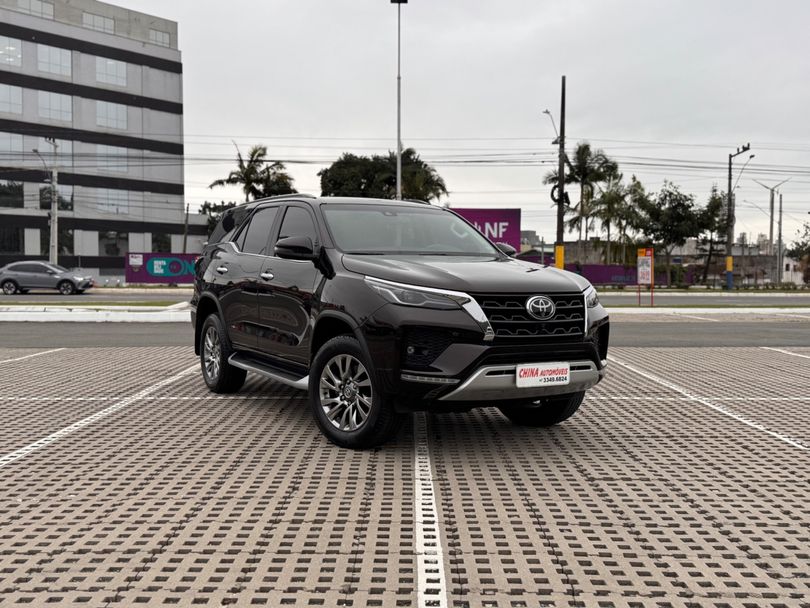 Toyota Hilux SW4 SRX 4x4 2.8 TDI 16V Dies. Aut.
