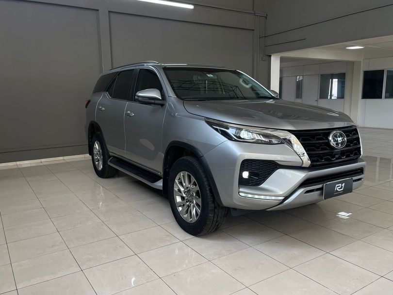 Toyota Hilux SW4 SRX 4x4 2.8 TDI 16V Dies. Aut.