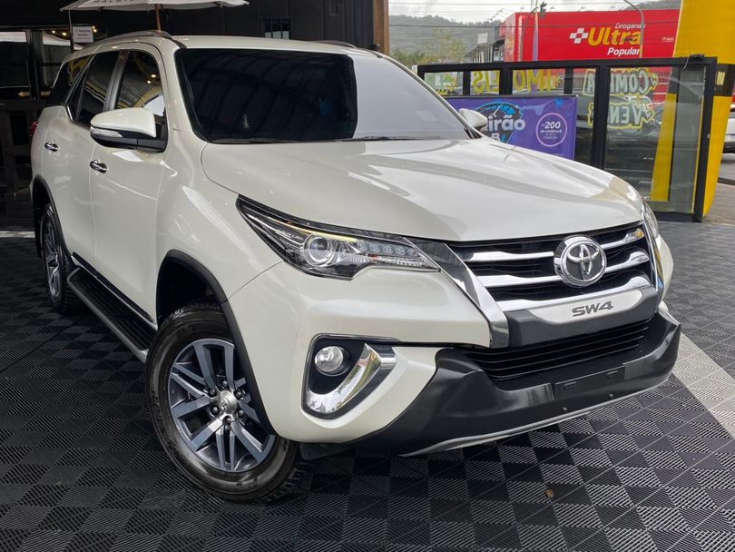 Toyota Hilux SW4 SRX 4x4 2.8 TDI 16V Dies. Aut.