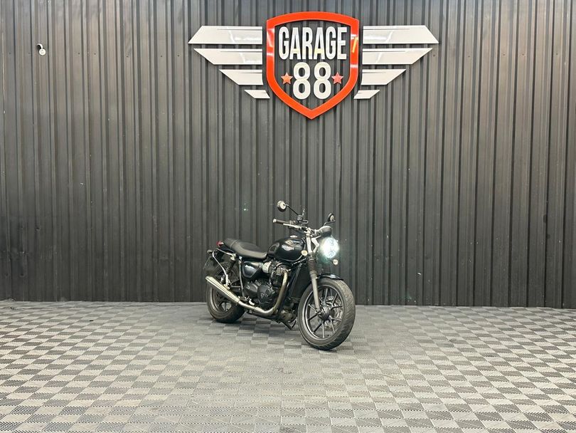 TRIUMPH STREET  TWIN 900cc
