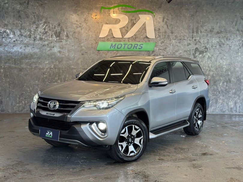 Toyota Hilux SW4 SRX 4x4 2.8 TDI 16V Dies. Aut.