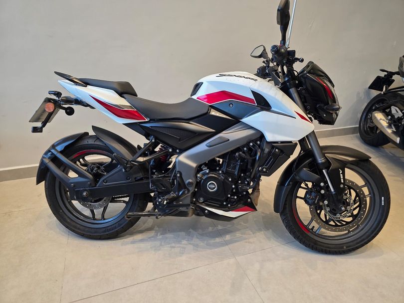BAJAJ DOMINAR 200