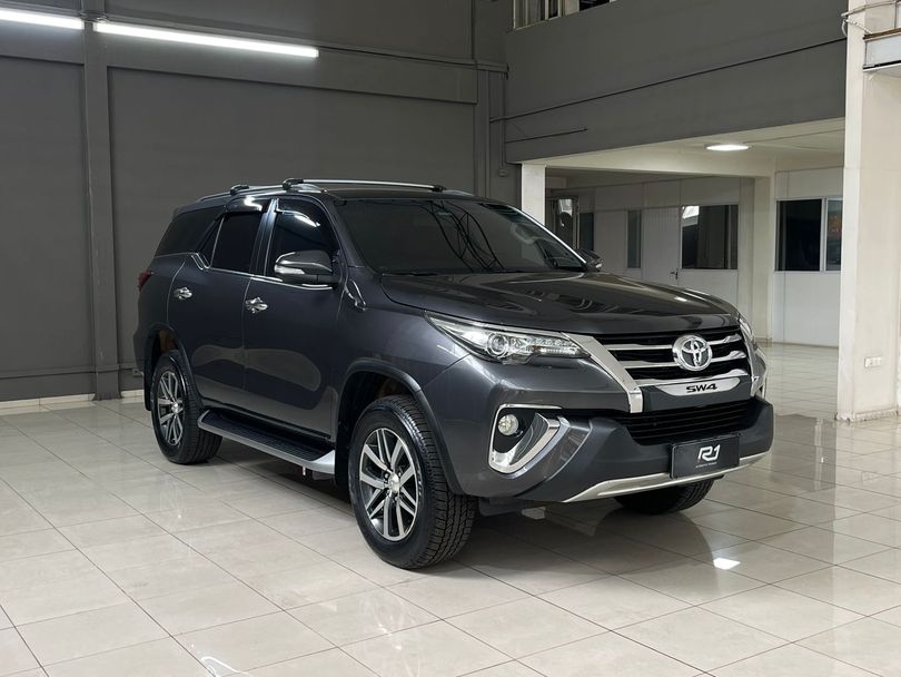 Toyota Hilux SW4 SRX 4x4 2.8 TDI 16V Dies. Aut.