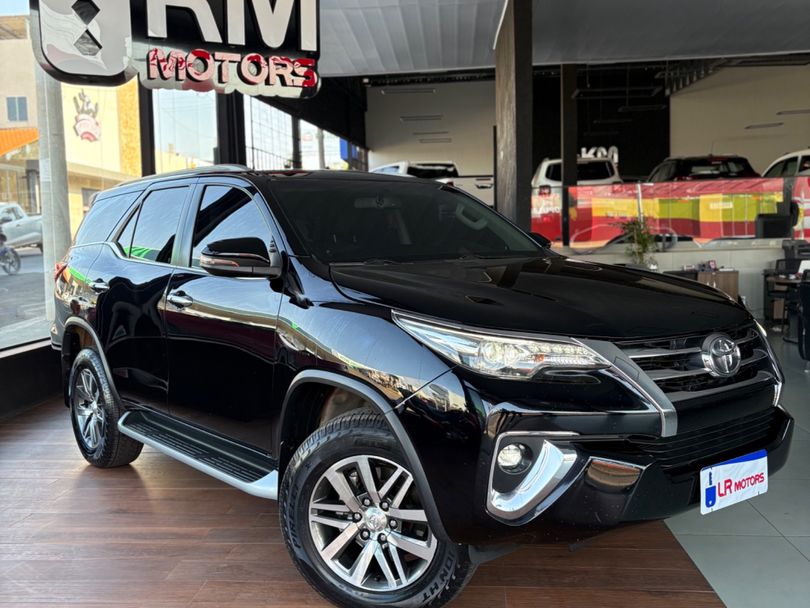 Toyota Hilux SW4 SRX 4x4 2.8 TDI 16V Dies. Aut.