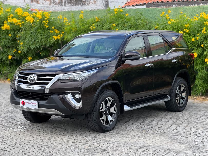 Toyota Hilux SW4 SRX Diamo. 4x4 2.8 TB Die Aut.