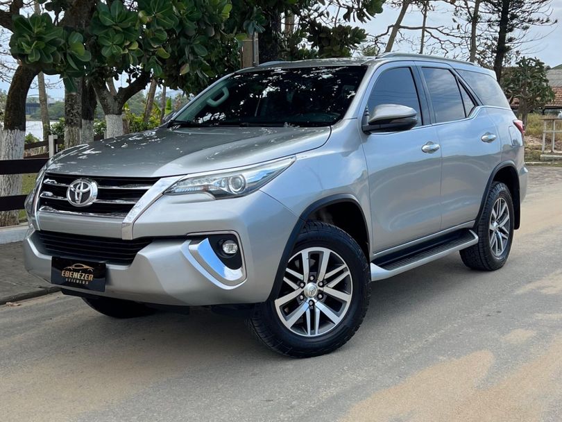 Toyota Hilux SW4 SRX 4x4 2.8 TDI 16V Dies. Aut.