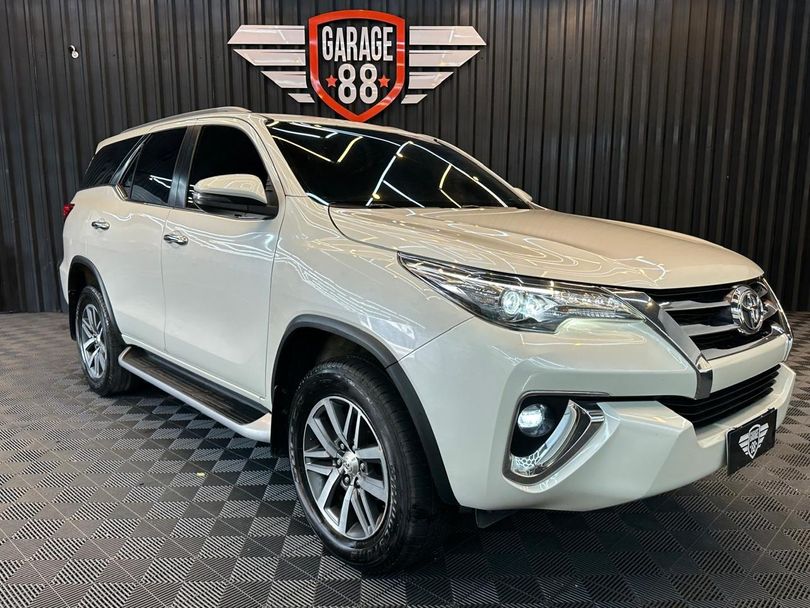 Toyota Hilux SW4 SRX 4x4 2.8 TDI 16V Dies. Aut.