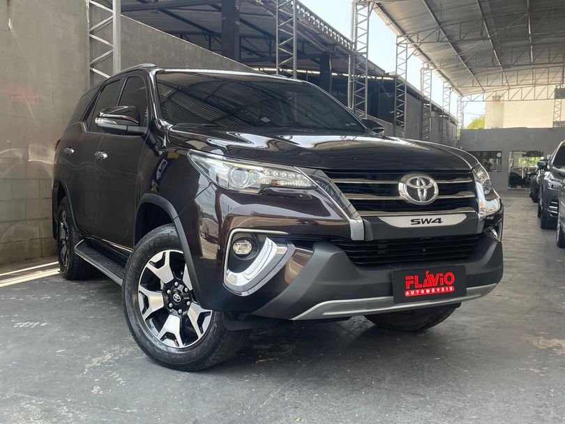 Toyota Hilux SW4 SRX Diamo. 4x4 2.8 TB Die Aut.