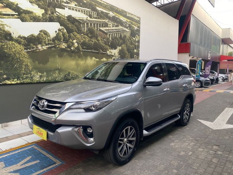 Toyota Hilux SW4 SRX 4x4 2.8 TDI 16V Dies. Aut.