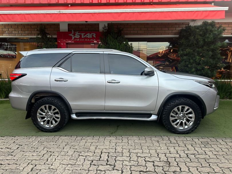 Toyota Hilux SW4 SRX 4x4 2.8 TDI 16V Dies. Aut.