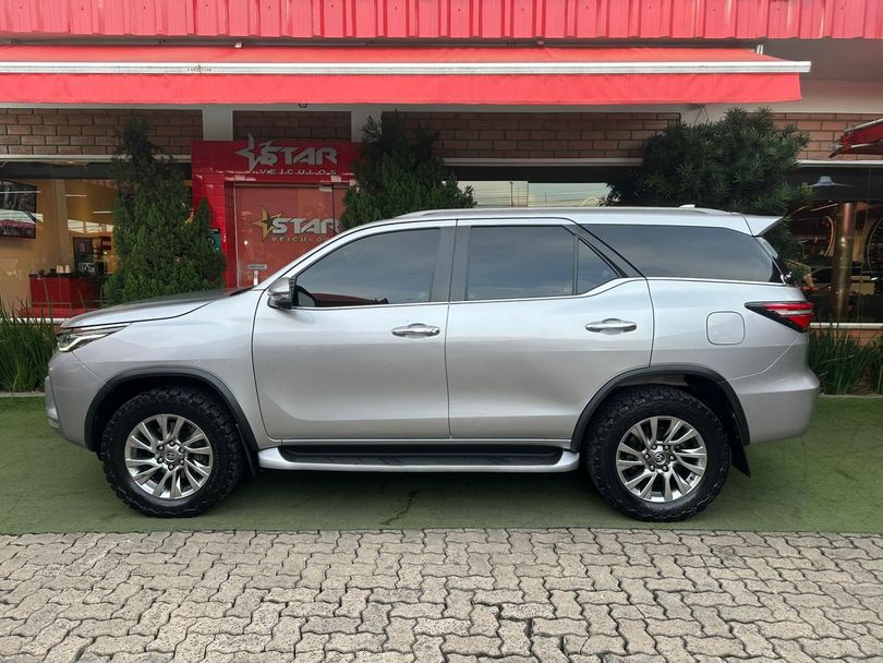 Toyota Hilux SW4 SRX 4x4 2.8 TDI 16V Dies. Aut.