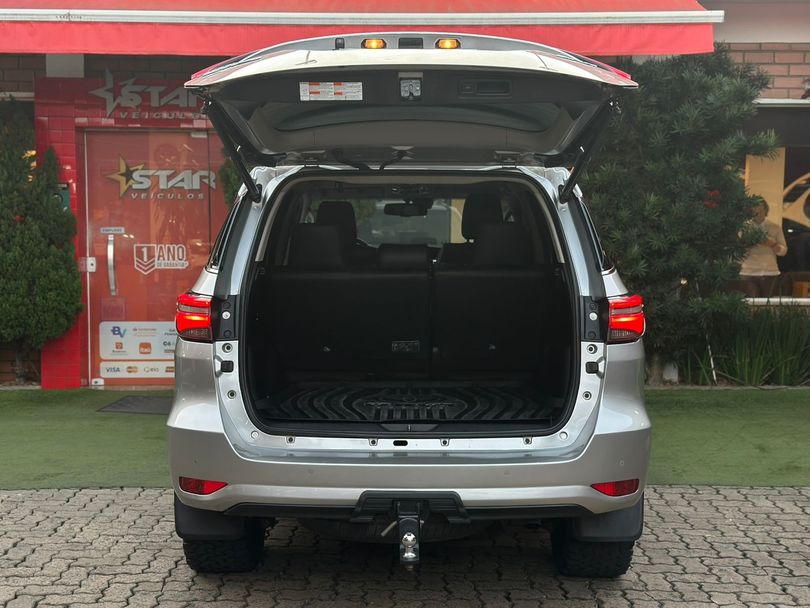 Toyota Hilux SW4 SRX 4x4 2.8 TDI 16V Dies. Aut.