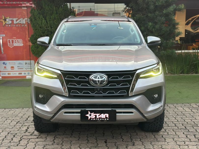 Toyota Hilux SW4 SRX 4x4 2.8 TDI 16V Dies. Aut.