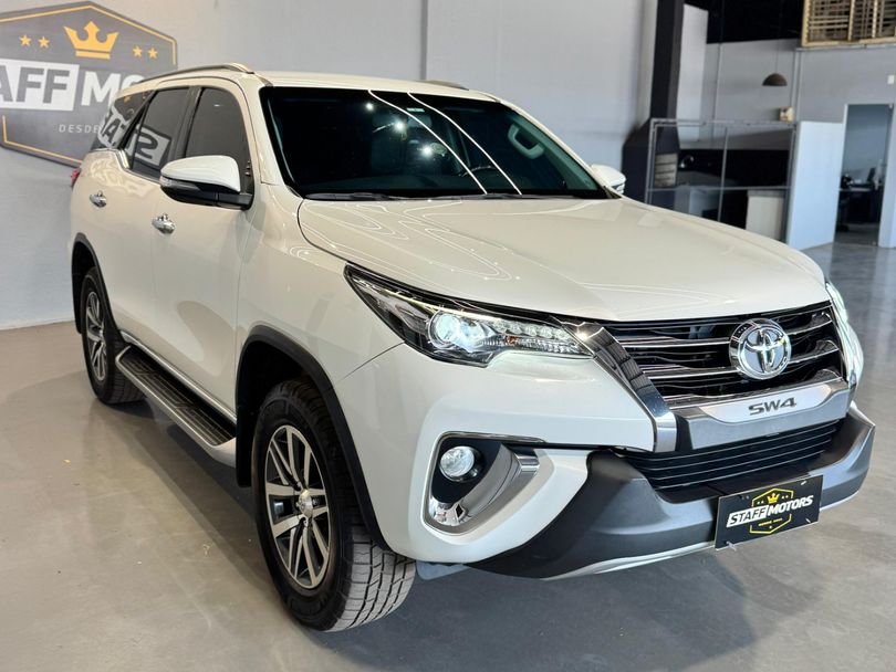 Toyota Hilux SW4 SRX 4x4 2.8 TDI 16V Dies. Aut.