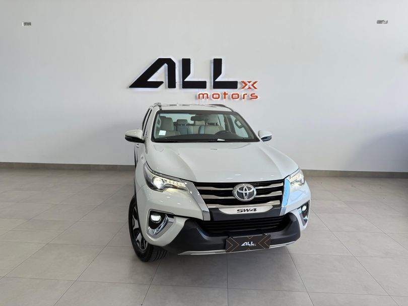 Toyota Hilux SW4 SRX Diamo. 4x4 2.8 TB Die Aut.