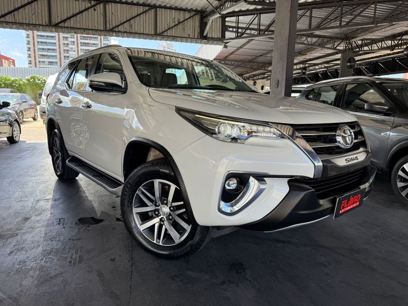 Toyota Hilux SW4 SRX 4x4 2.8 TDI 16V Dies. Aut.