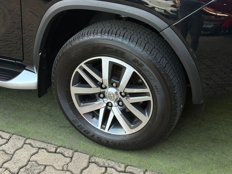 Toyota Hilux SW4 SRX 4x4 2.8 TDI 16V Dies. Aut.