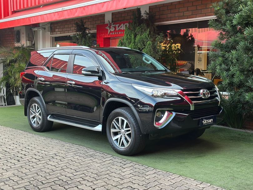 Toyota Hilux SW4 SRX 4x4 2.8 TDI 16V Dies. Aut.