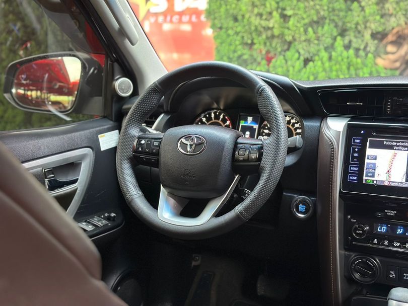 Toyota Hilux SW4 SRX 4x4 2.8 TDI 16V Dies. Aut.