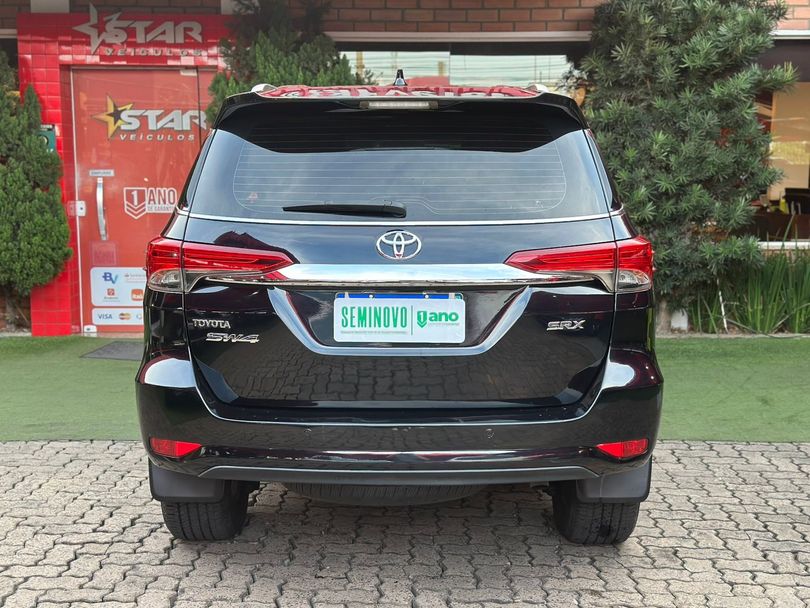 Toyota Hilux SW4 SRX 4x4 2.8 TDI 16V Dies. Aut.