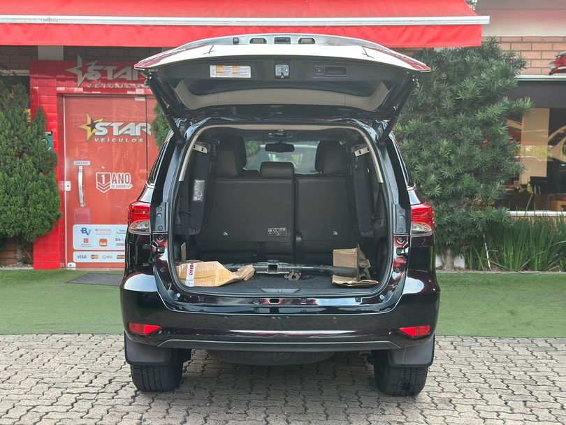 Toyota Hilux SW4 SRX 4x4 2.8 TDI 16V Dies. Aut.