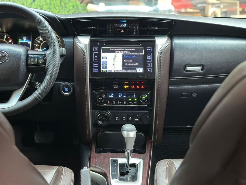 Toyota Hilux SW4 SRX 4x4 2.8 TDI 16V Dies. Aut.