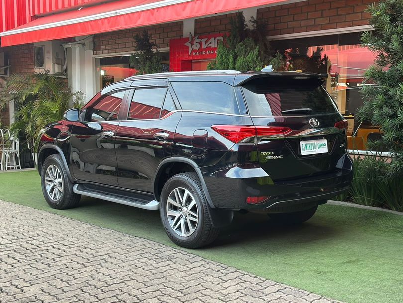 Toyota Hilux SW4 SRX 4x4 2.8 TDI 16V Dies. Aut.