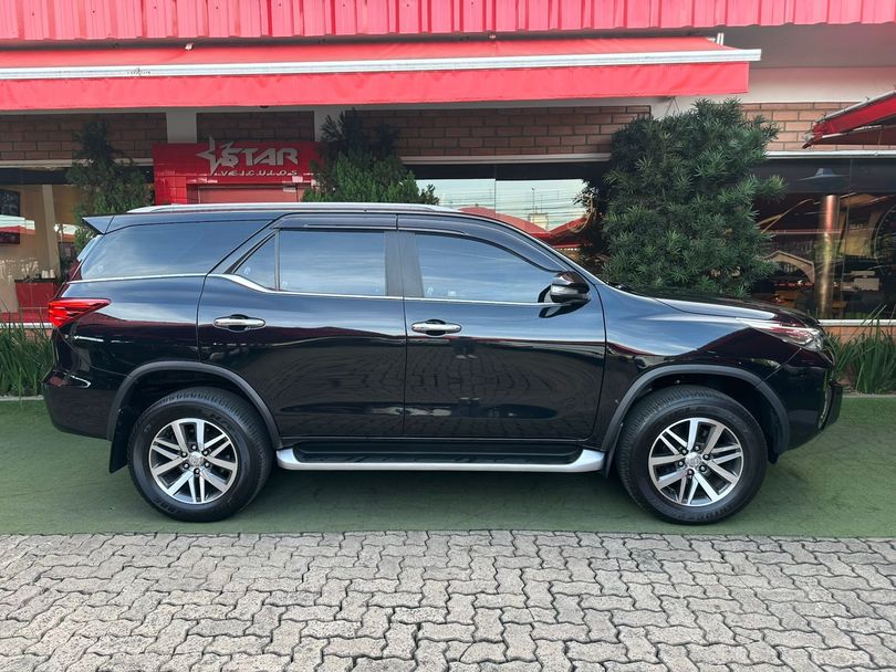 Toyota Hilux SW4 SRX 4x4 2.8 TDI 16V Dies. Aut.