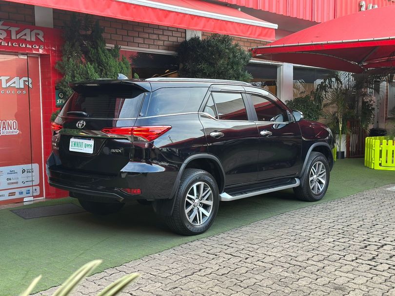 Toyota Hilux SW4 SRX 4x4 2.8 TDI 16V Dies. Aut.