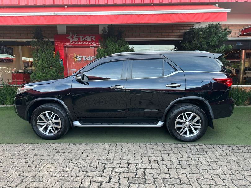 Toyota Hilux SW4 SRX 4x4 2.8 TDI 16V Dies. Aut.